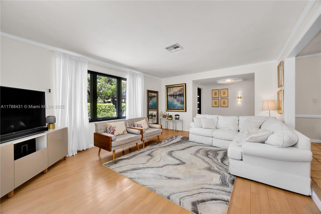 Vendido Recientemente: $2,490,000 (4 camas, 3 baños, 3214 Pies cuadrados)