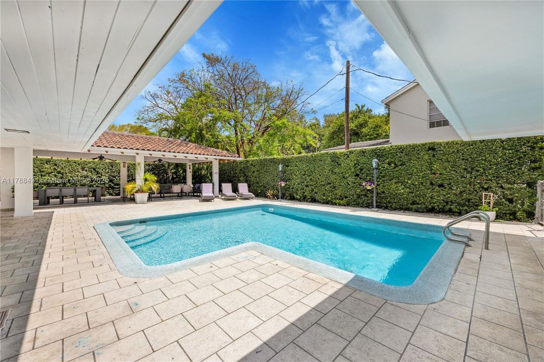 Vendido Recientemente: $2,490,000 (4 camas, 3 baños, 3214 Pies cuadrados)