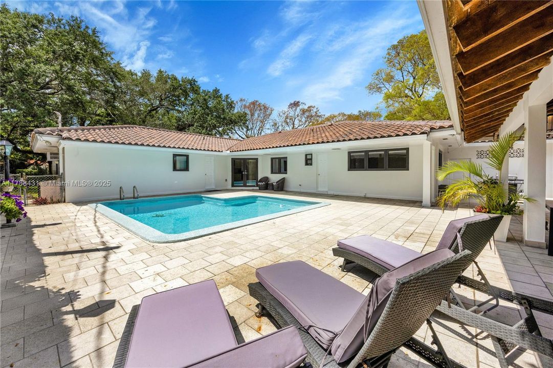 Vendido Recientemente: $2,490,000 (4 camas, 3 baños, 3214 Pies cuadrados)