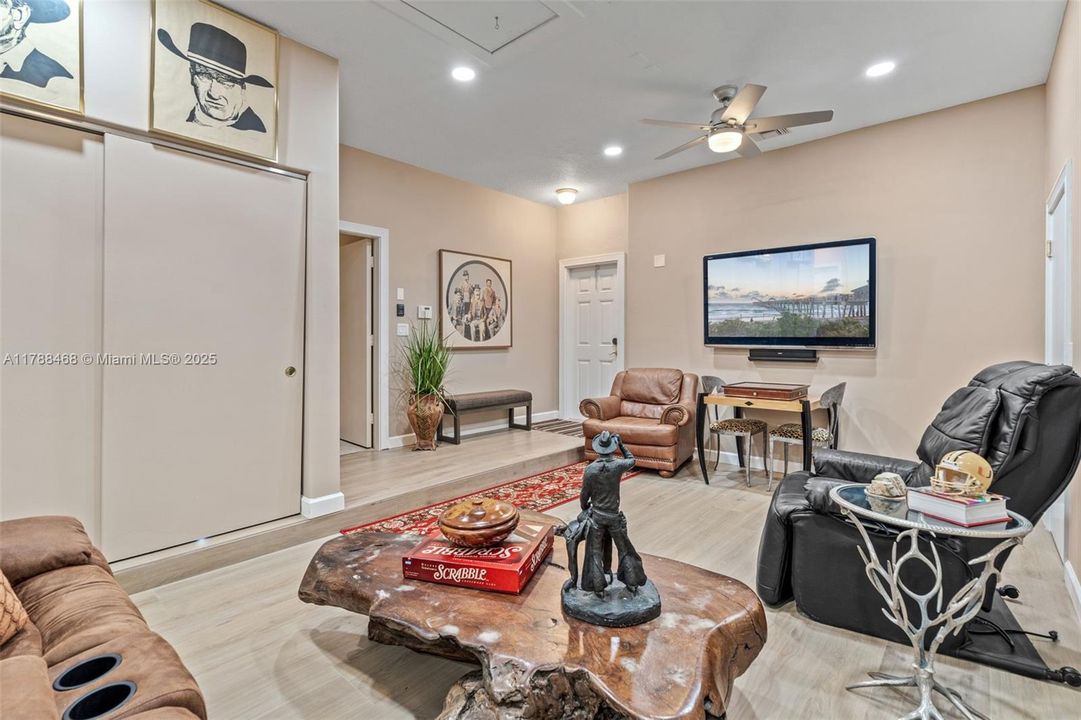 最近售出: $1,499,000 (4 贝兹, 3 浴室, 3850 平方英尺)