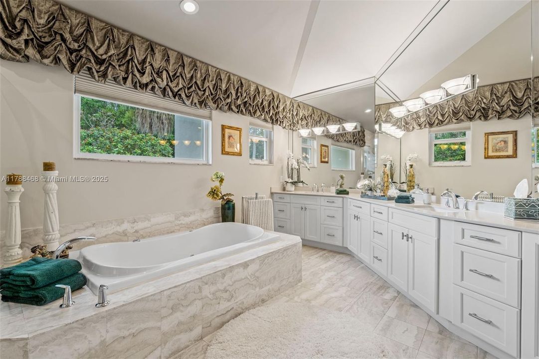 最近售出: $1,499,000 (4 贝兹, 3 浴室, 3850 平方英尺)