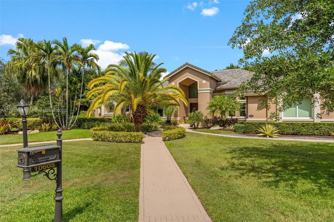 最近售出: $1,499,000 (4 贝兹, 3 浴室, 3850 平方英尺)