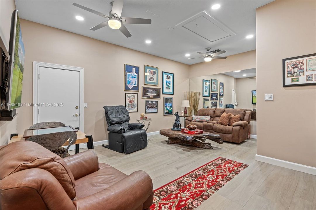 最近售出: $1,499,000 (4 贝兹, 3 浴室, 3850 平方英尺)