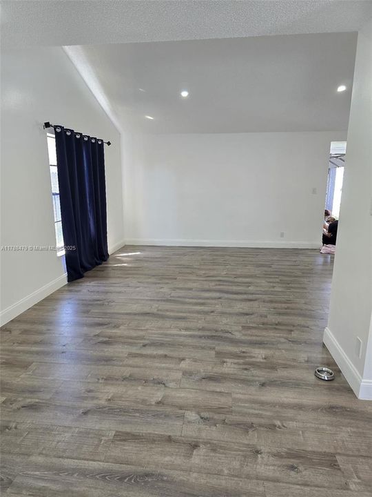 Recientemente alquilado: $4,250 (4 camas, 2 baños, 1459 Pies cuadrados)