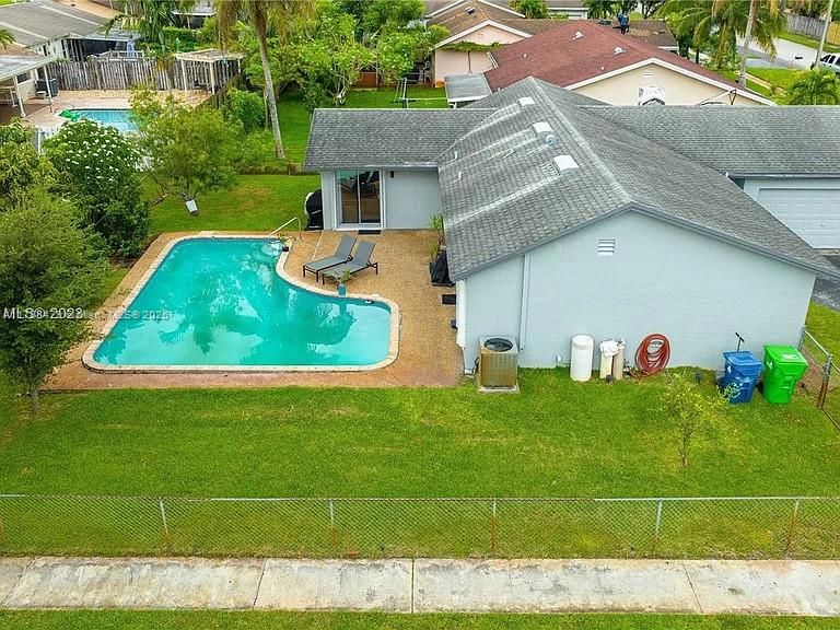 Recientemente alquilado: $4,250 (4 camas, 2 baños, 1459 Pies cuadrados)