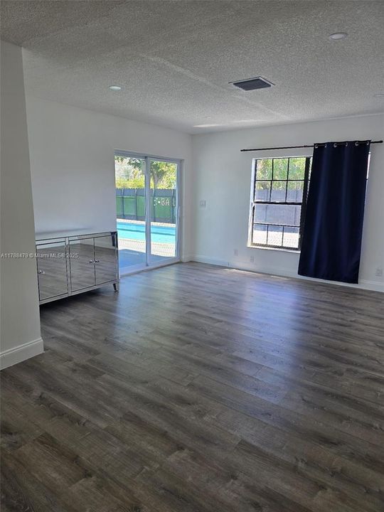 Recientemente alquilado: $4,250 (4 camas, 2 baños, 1459 Pies cuadrados)