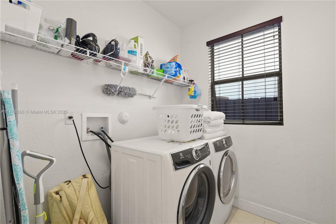 待售: $999,999 (4 贝兹, 3 浴室, 3010 平方英尺)