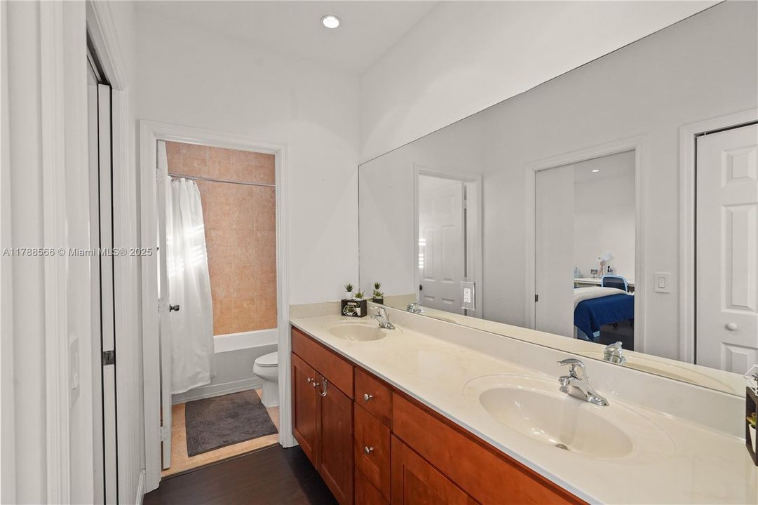 待售: $999,999 (4 贝兹, 3 浴室, 3010 平方英尺)