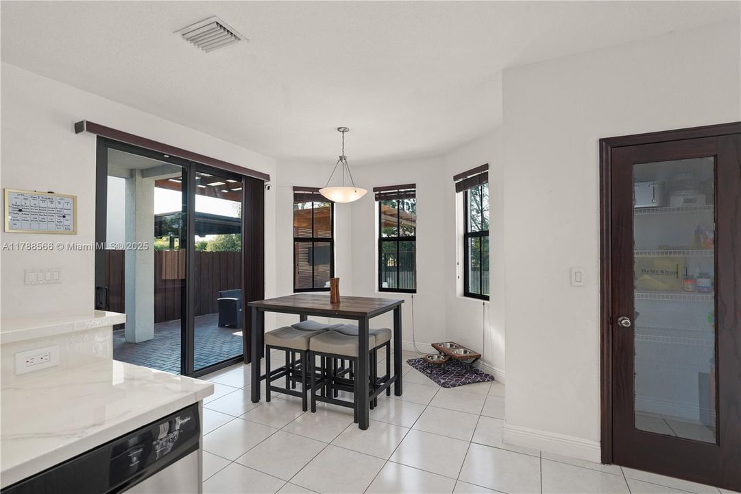 待售: $999,999 (4 贝兹, 3 浴室, 3010 平方英尺)