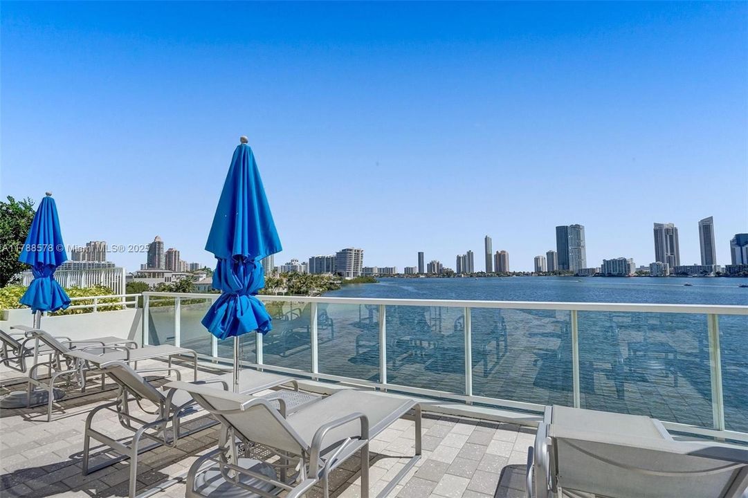 Vendido Recientemente: $795,000 (2 camas, 3 baños, 2154 Pies cuadrados)