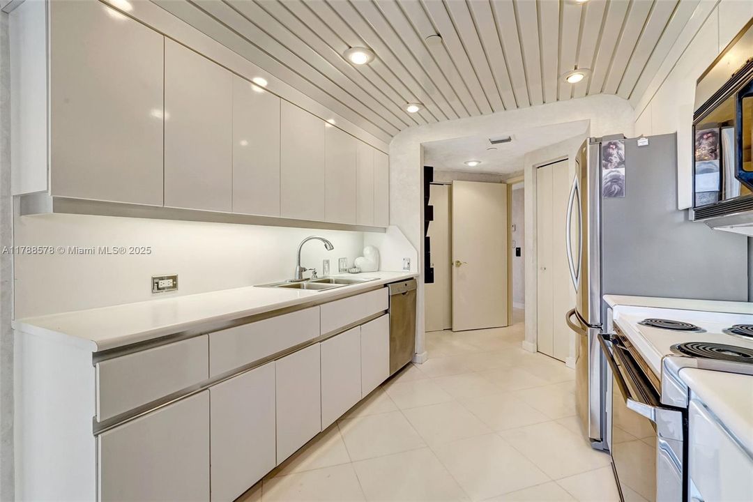 Vendido Recientemente: $795,000 (2 camas, 3 baños, 2154 Pies cuadrados)