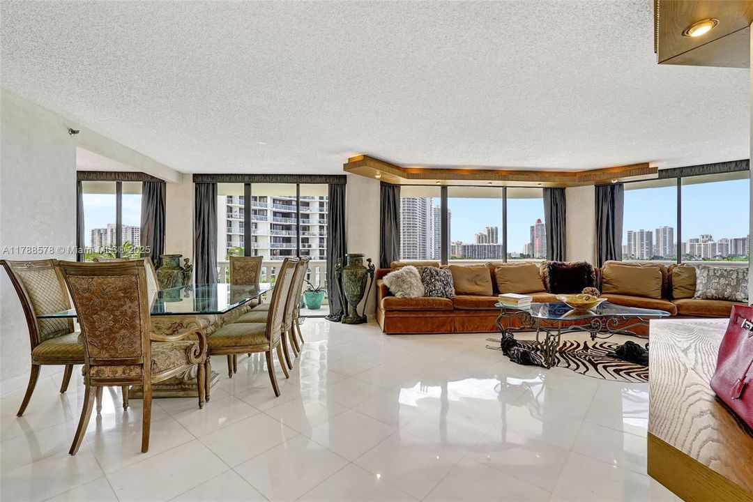 Vendido Recientemente: $795,000 (2 camas, 3 baños, 2154 Pies cuadrados)