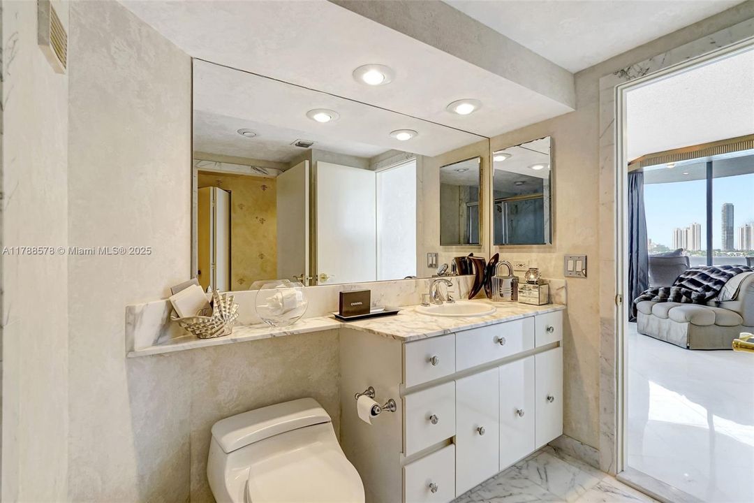 Vendido Recientemente: $795,000 (2 camas, 3 baños, 2154 Pies cuadrados)