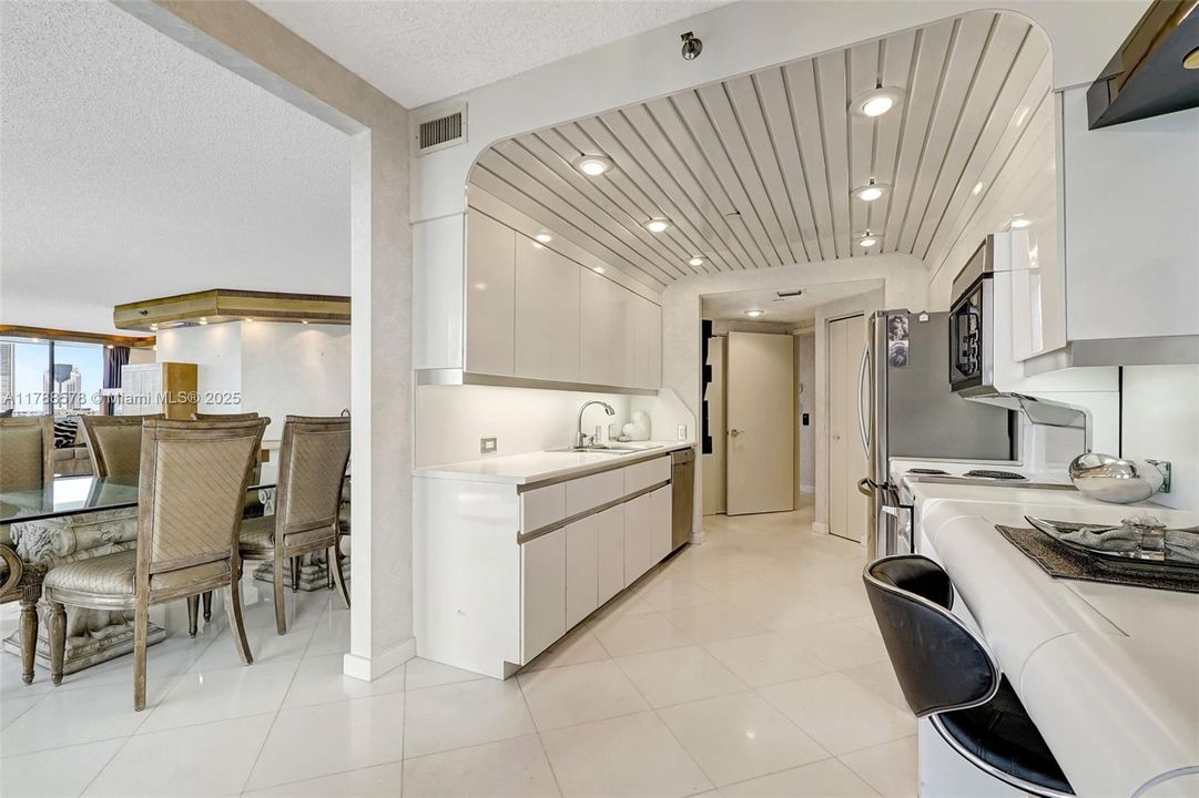 Vendido Recientemente: $795,000 (2 camas, 3 baños, 2154 Pies cuadrados)