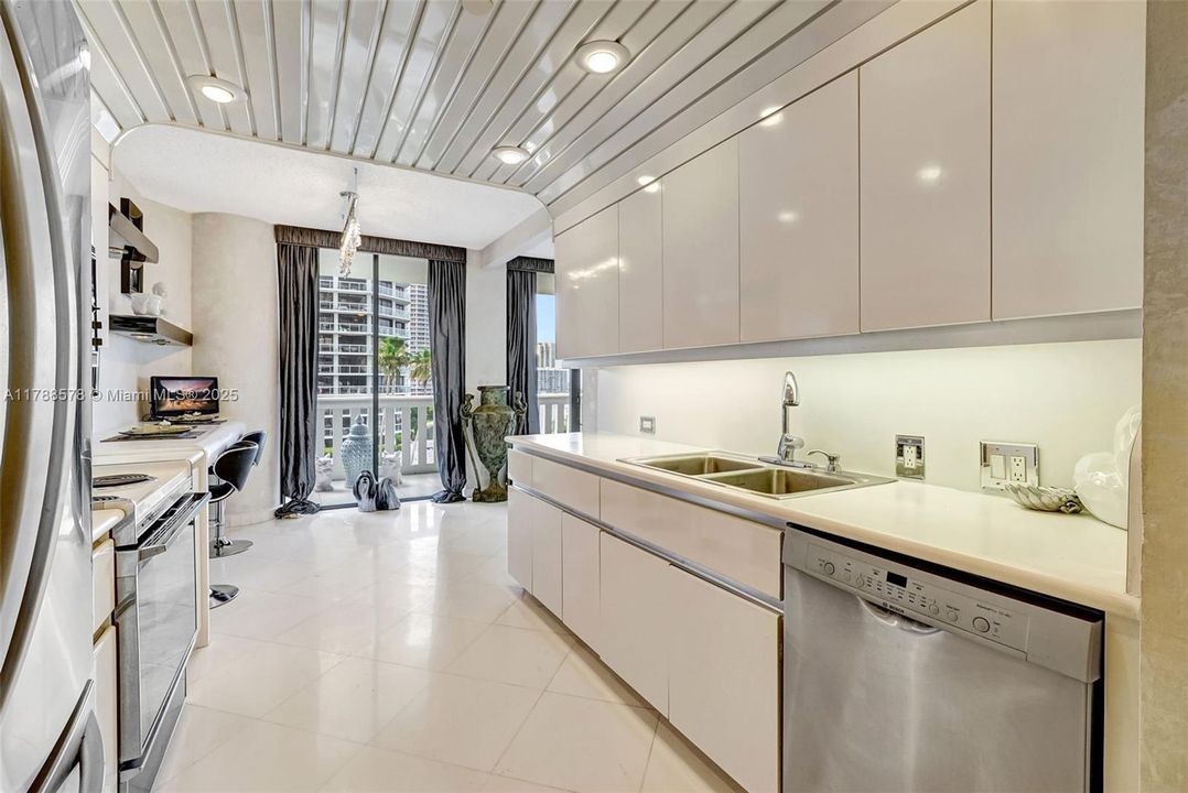 Vendido Recientemente: $795,000 (2 camas, 3 baños, 2154 Pies cuadrados)