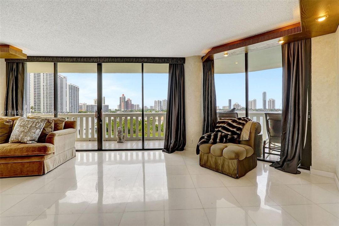 Vendido Recientemente: $795,000 (2 camas, 3 baños, 2154 Pies cuadrados)