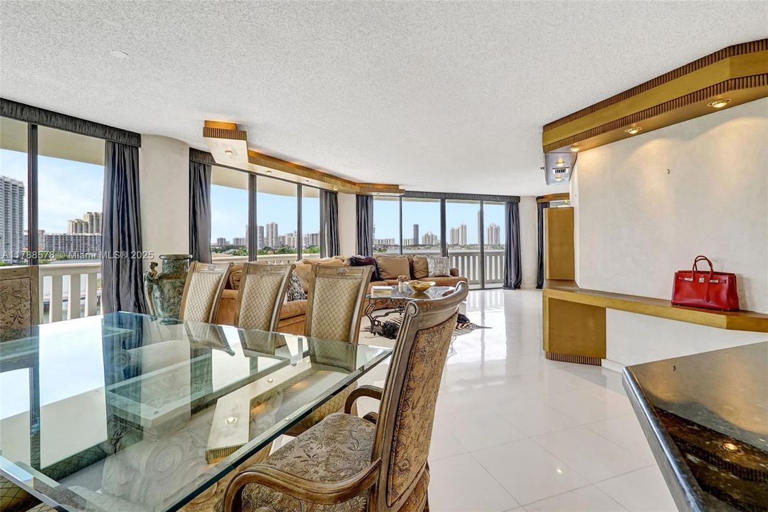 Vendido Recientemente: $795,000 (2 camas, 3 baños, 2154 Pies cuadrados)