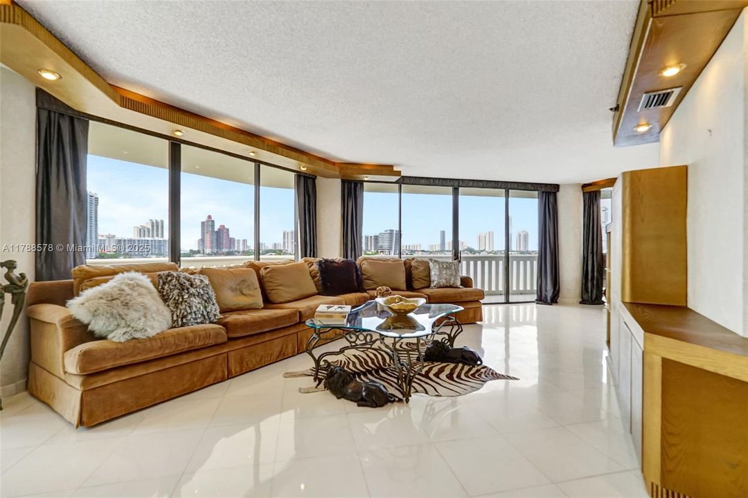 Vendido Recientemente: $795,000 (2 camas, 3 baños, 2154 Pies cuadrados)