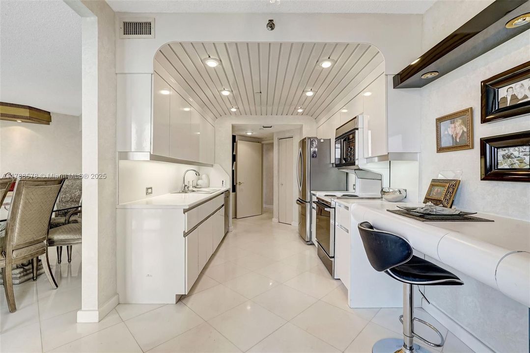 Vendido Recientemente: $795,000 (2 camas, 3 baños, 2154 Pies cuadrados)