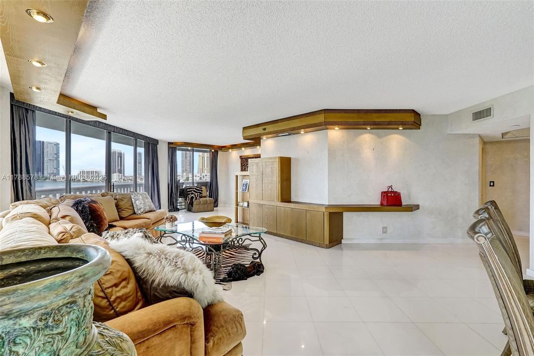 Vendido Recientemente: $795,000 (2 camas, 3 baños, 2154 Pies cuadrados)