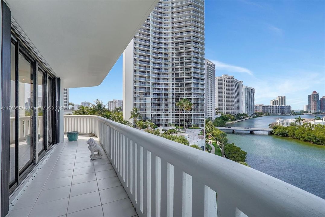 Vendido Recientemente: $795,000 (2 camas, 3 baños, 2154 Pies cuadrados)