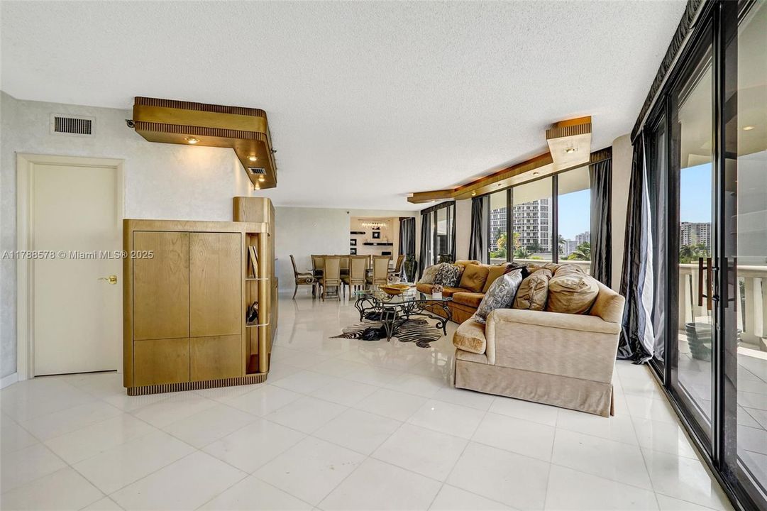 Vendido Recientemente: $795,000 (2 camas, 3 baños, 2154 Pies cuadrados)