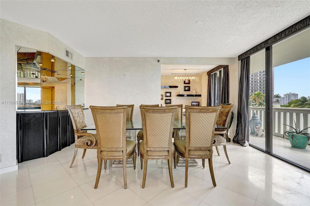 Vendido Recientemente: $795,000 (2 camas, 3 baños, 2154 Pies cuadrados)