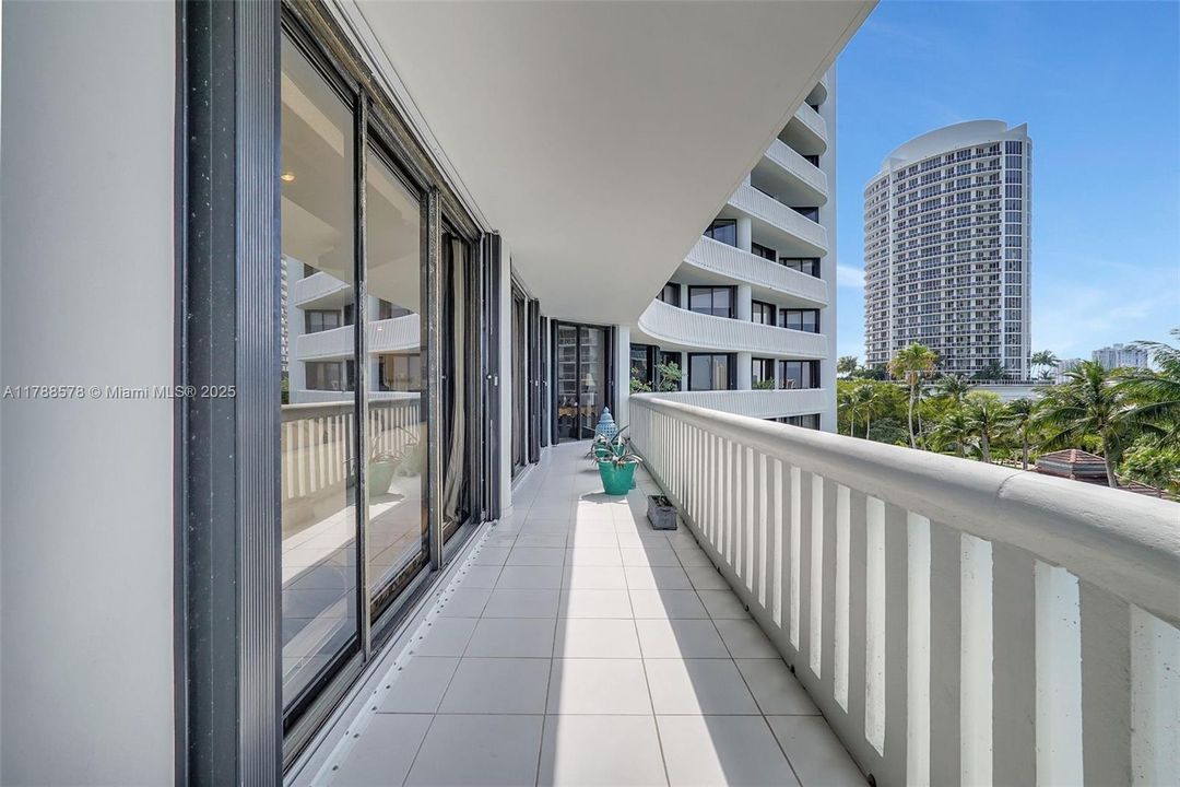 Vendido Recientemente: $795,000 (2 camas, 3 baños, 2154 Pies cuadrados)