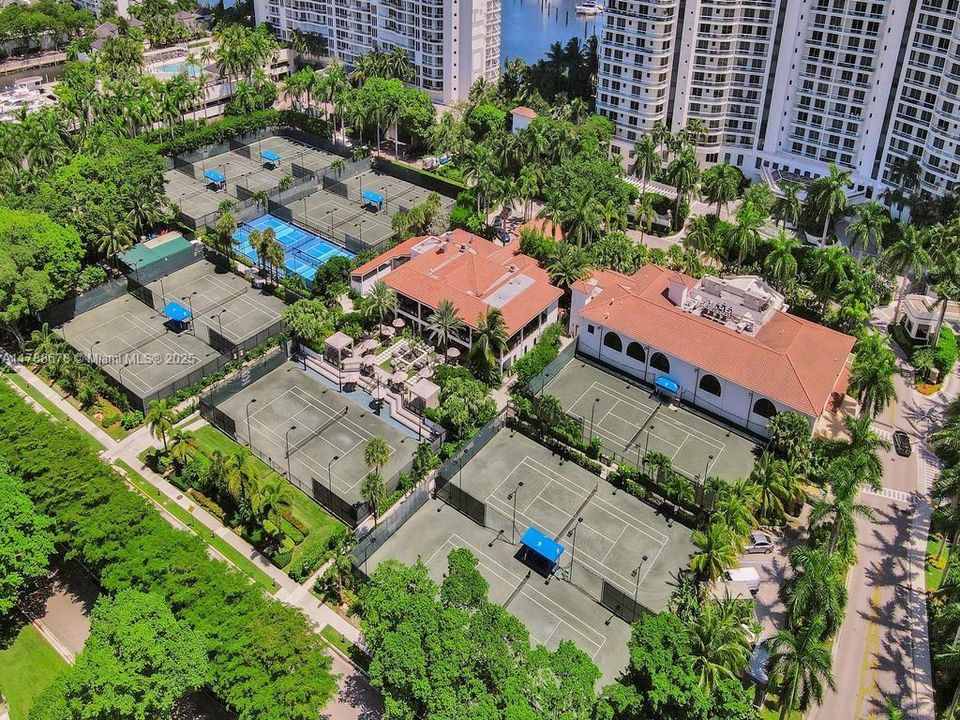 Vendido Recientemente: $795,000 (2 camas, 3 baños, 2154 Pies cuadrados)