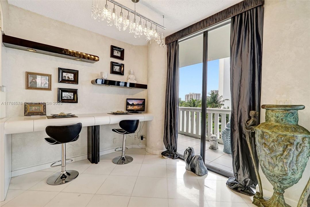 Vendido Recientemente: $795,000 (2 camas, 3 baños, 2154 Pies cuadrados)