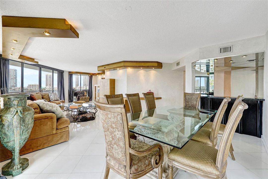 Vendido Recientemente: $795,000 (2 camas, 3 baños, 2154 Pies cuadrados)