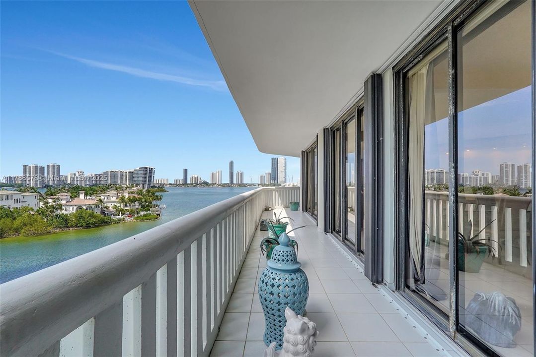 Vendido Recientemente: $795,000 (2 camas, 3 baños, 2154 Pies cuadrados)