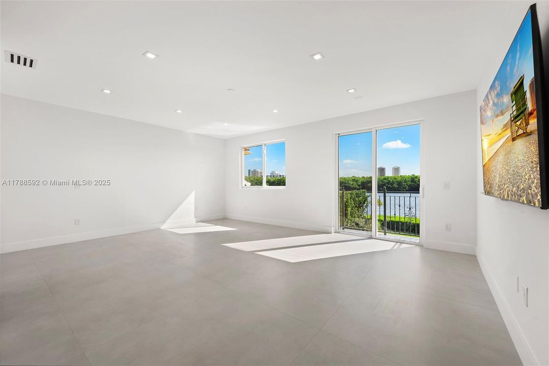 Recently Rented: $13,500 (5 beds, 5 baths, 2714 Square Feet)