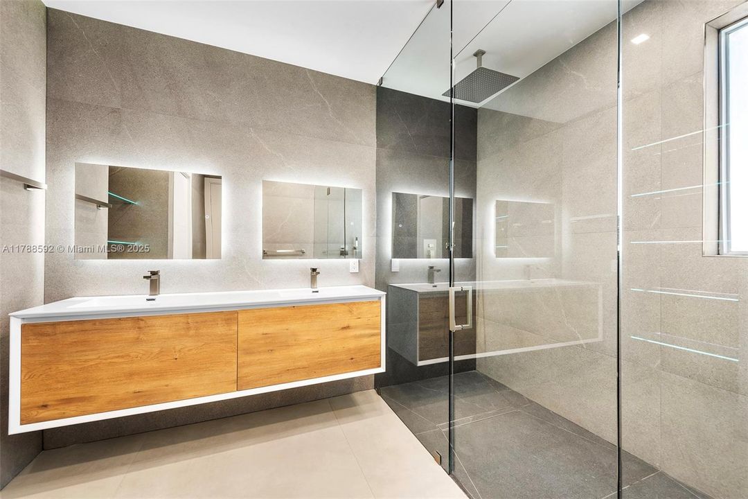 Recently Rented: $13,500 (5 beds, 5 baths, 2714 Square Feet)