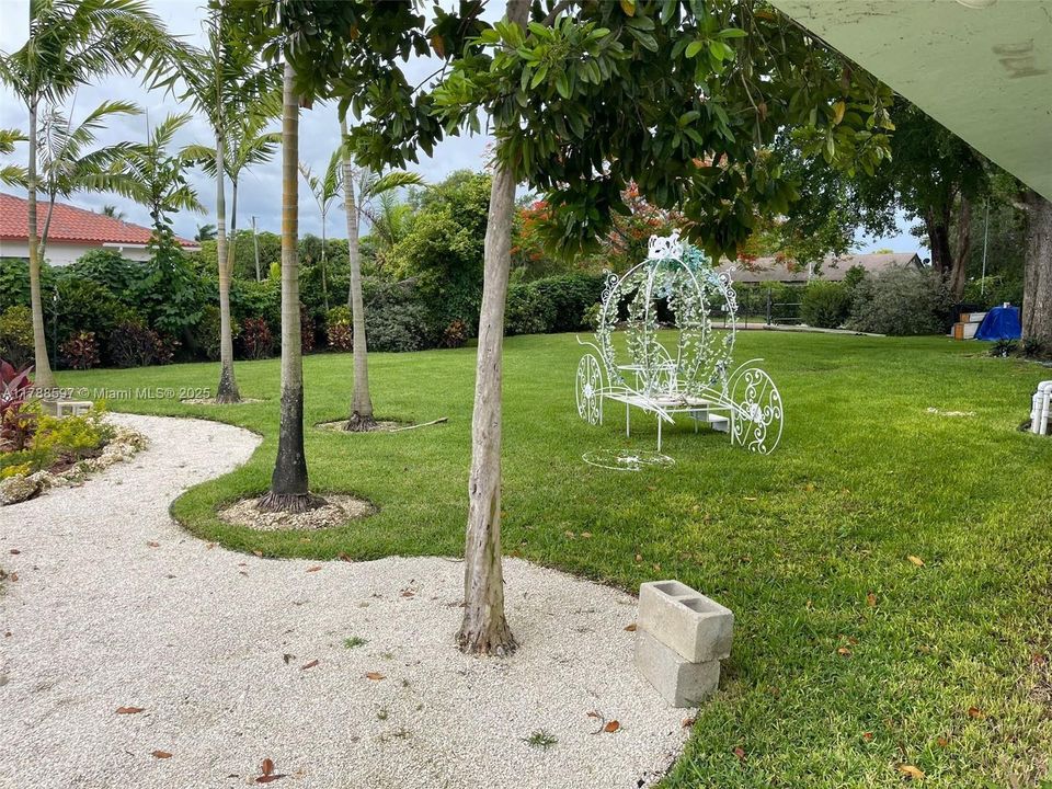 For Sale: $975,000 (6 beds, 4 baths, 2663 Square Feet)