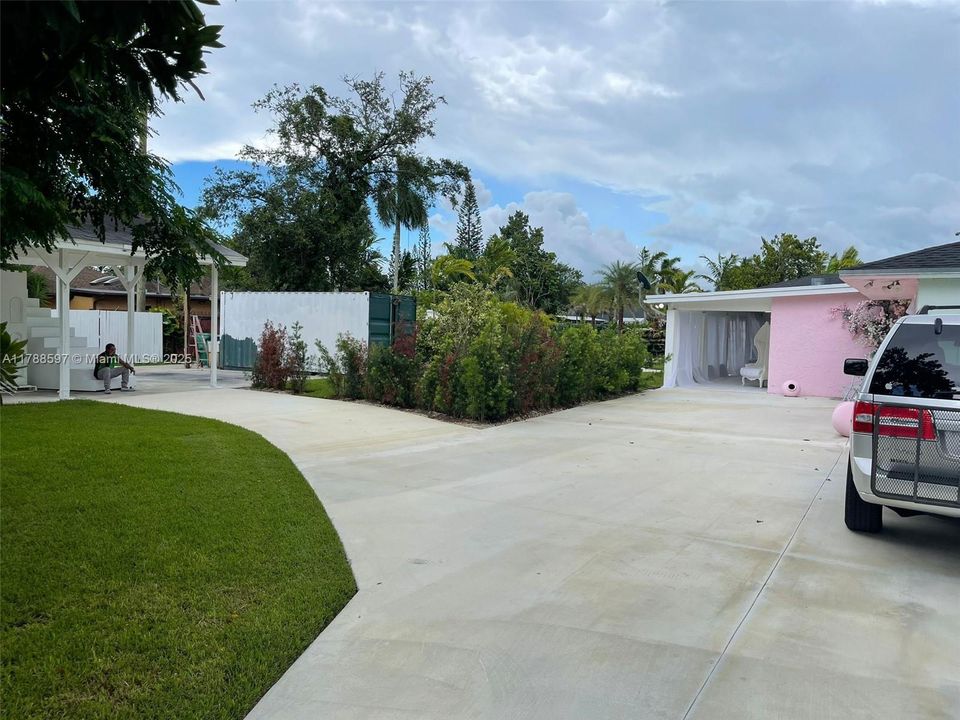 For Sale: $975,000 (6 beds, 4 baths, 2663 Square Feet)