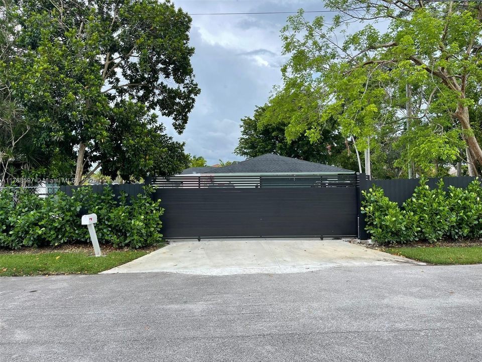 For Sale: $975,000 (6 beds, 4 baths, 2663 Square Feet)