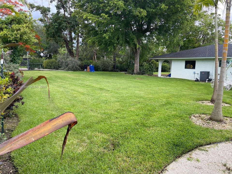 For Sale: $975,000 (6 beds, 4 baths, 2663 Square Feet)