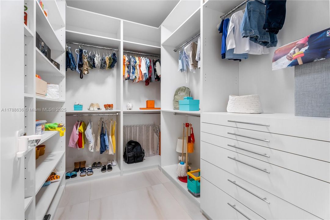 Recently Rented: $35,000 (6 beds, 6 baths, 4866 Square Feet)