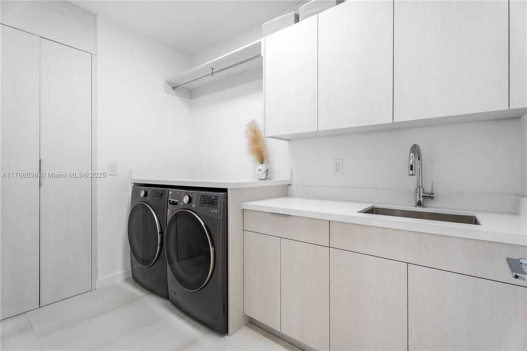 Recently Rented: $35,000 (6 beds, 6 baths, 4866 Square Feet)