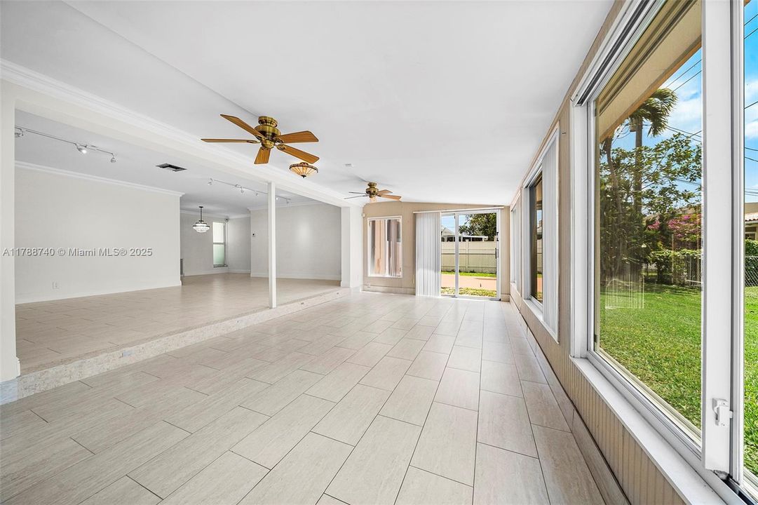 Vendido Recientemente: $639,000 (2 camas, 2 baños, 1676 Pies cuadrados)