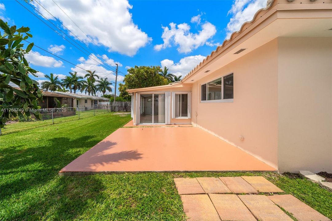 Vendido Recientemente: $639,000 (2 camas, 2 baños, 1676 Pies cuadrados)