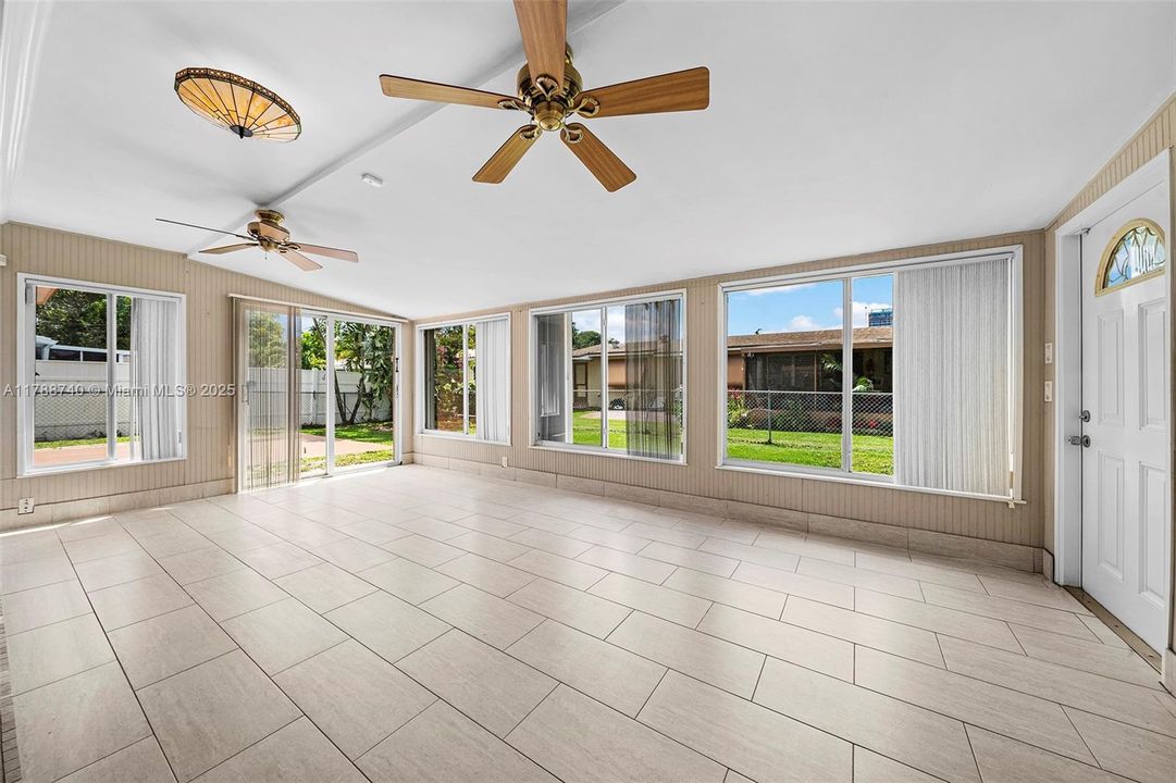 Vendido Recientemente: $639,000 (2 camas, 2 baños, 1676 Pies cuadrados)