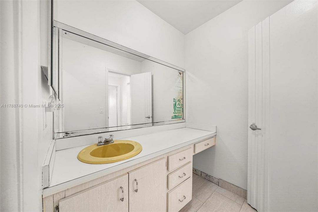 Vendido Recientemente: $639,000 (2 camas, 2 baños, 1676 Pies cuadrados)