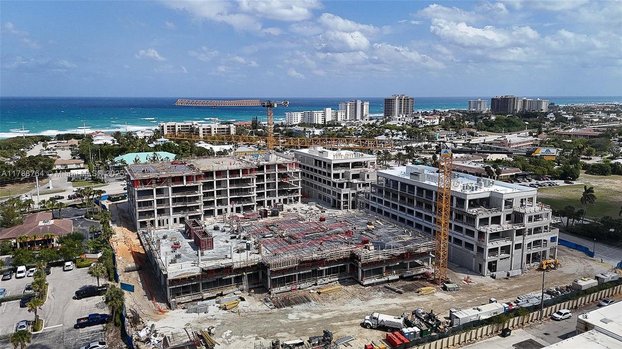 Под контрактом: $3,459,400 (3 спален, 4 ванн, 3530 Квадратных фут)