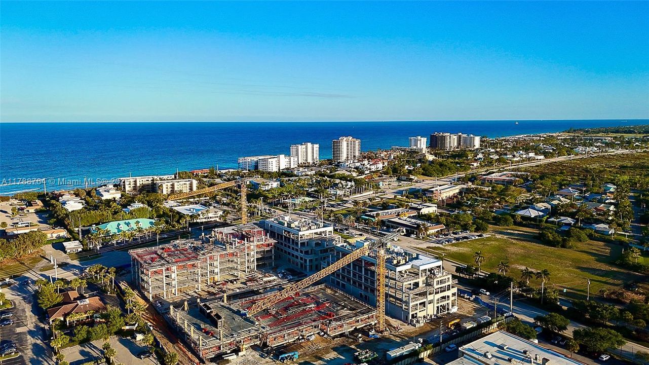 Под контрактом: $3,459,400 (3 спален, 4 ванн, 3530 Квадратных фут)