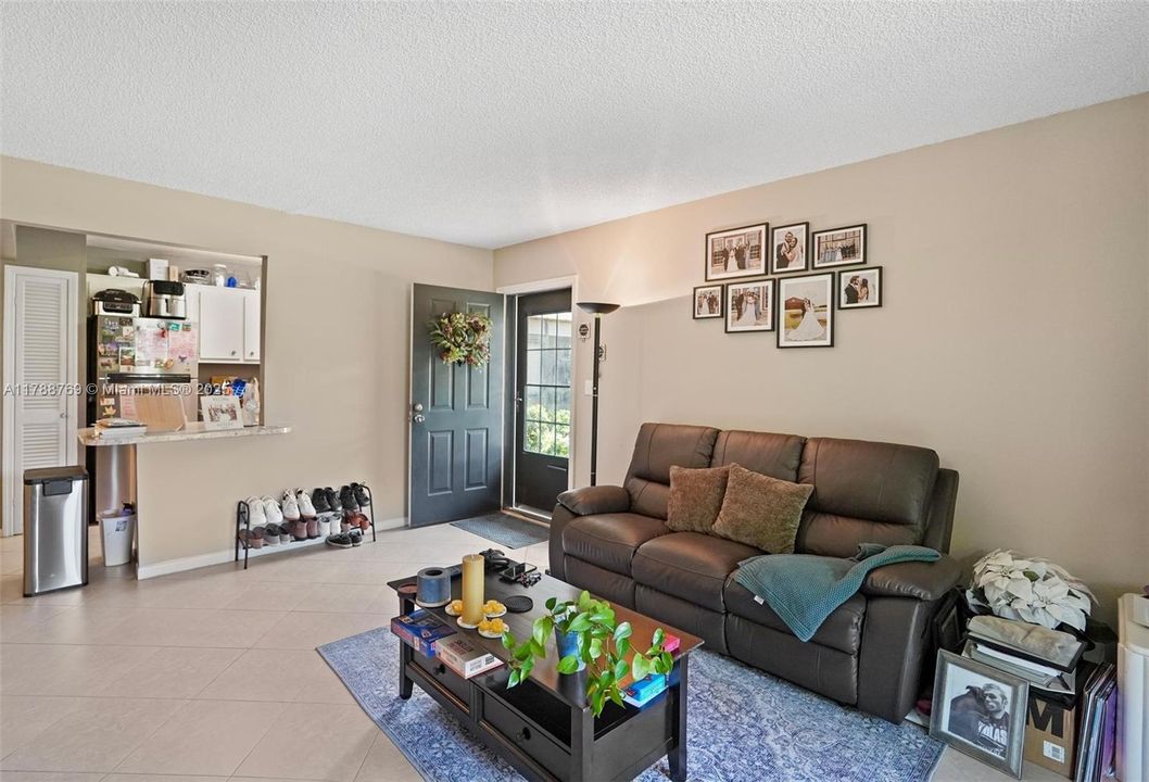 最近售出: $219,999 (2 贝兹, 2 浴室, 978 平方英尺)