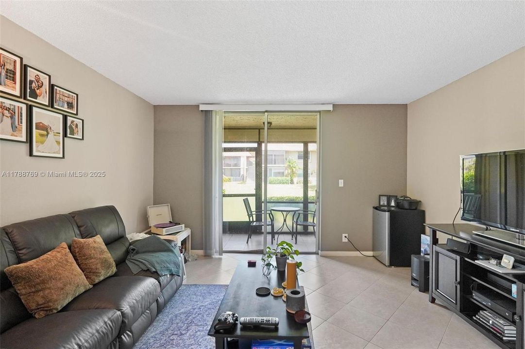 最近售出: $219,999 (2 贝兹, 2 浴室, 978 平方英尺)