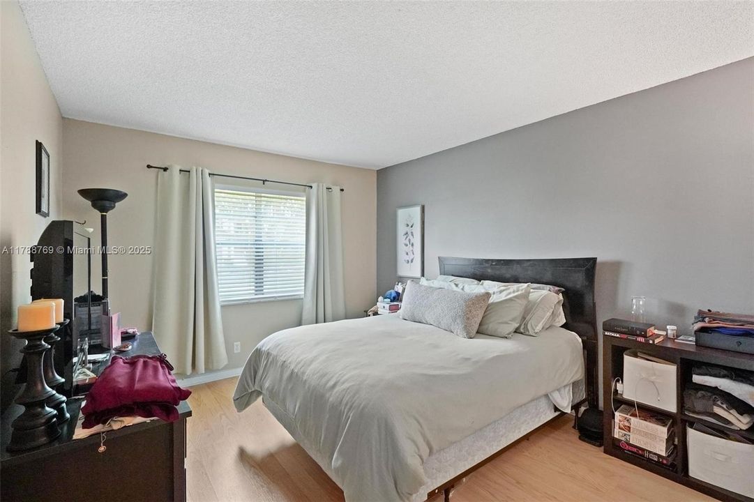 最近售出: $219,999 (2 贝兹, 2 浴室, 978 平方英尺)