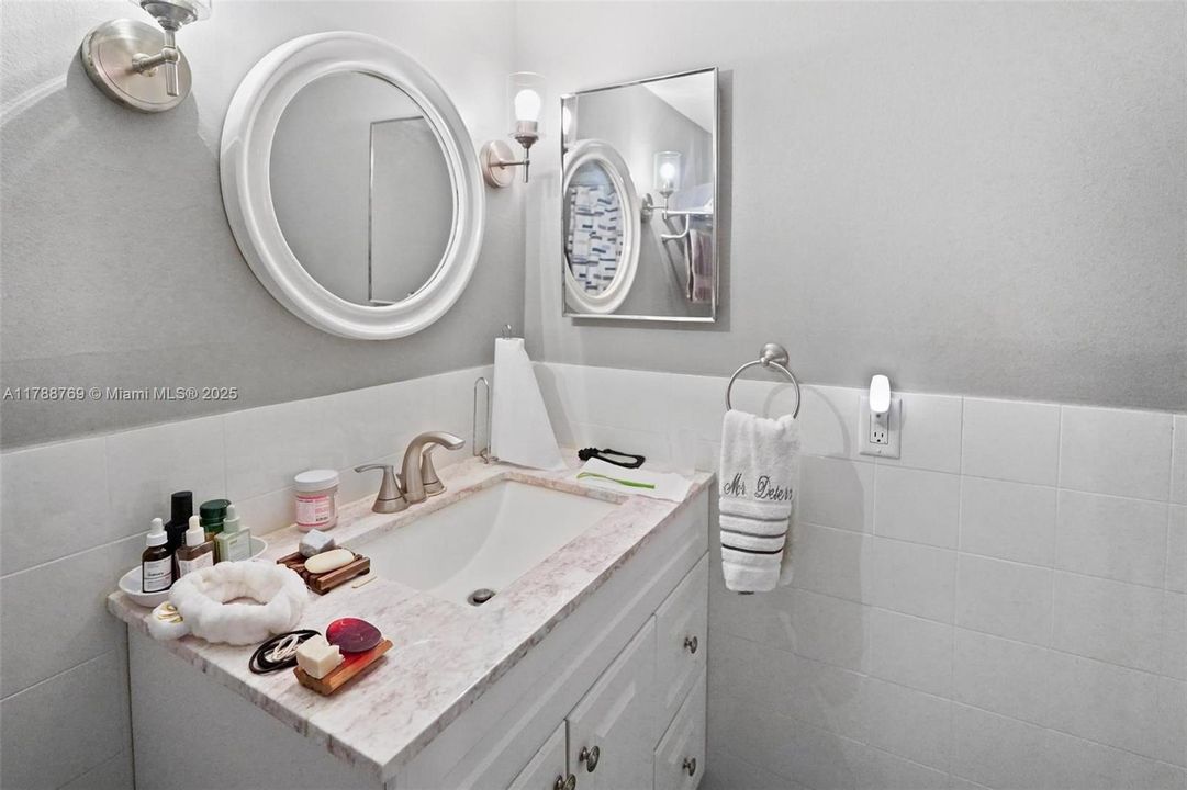 最近售出: $219,999 (2 贝兹, 2 浴室, 978 平方英尺)